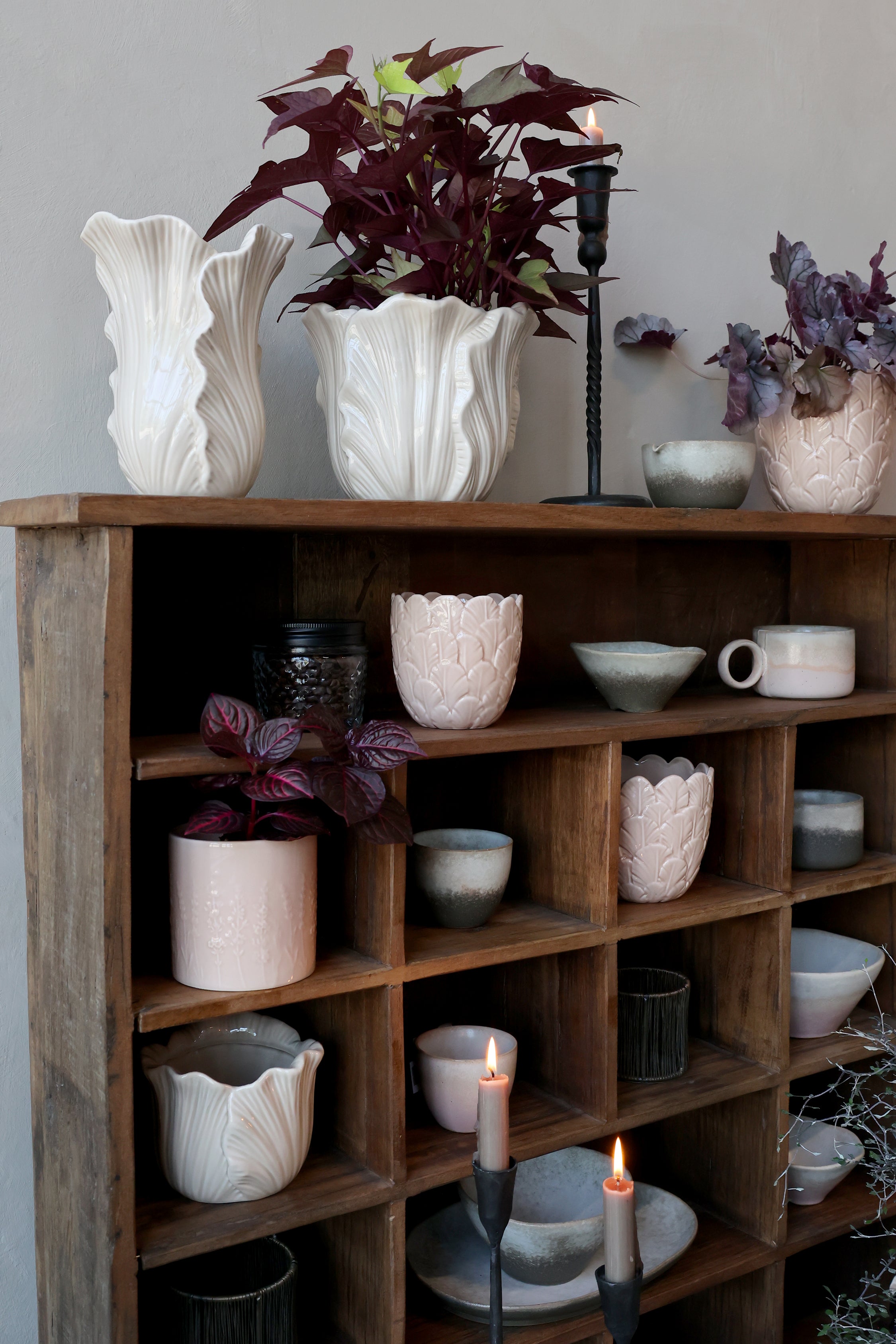 FIORIERA IN MAIOLICA CON FOGLIE CHIC ANTIQUE