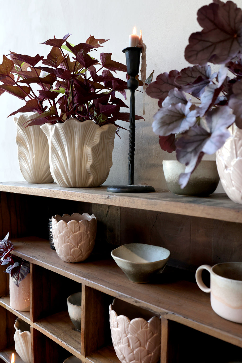 FIORIERA IN MAIOLICA CON FOGLIE CHIC ANTIQUE