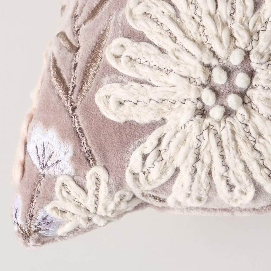 CUSCINO RICAMATO CON FIORI BOLTZE