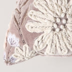 CUSCINO RICAMATO CON FIORI BOLTZE