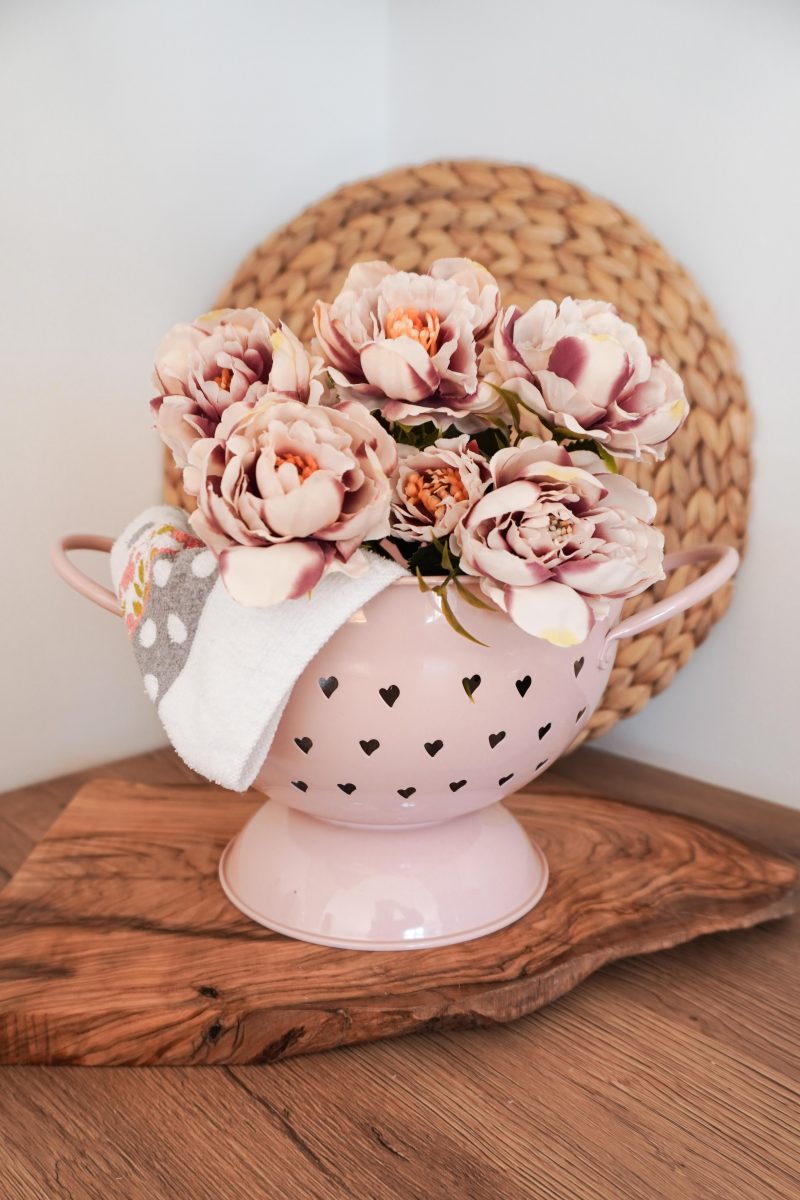 SCOLAPASTA ROSA CON CUORI 21 CM ISABELLE ROSE